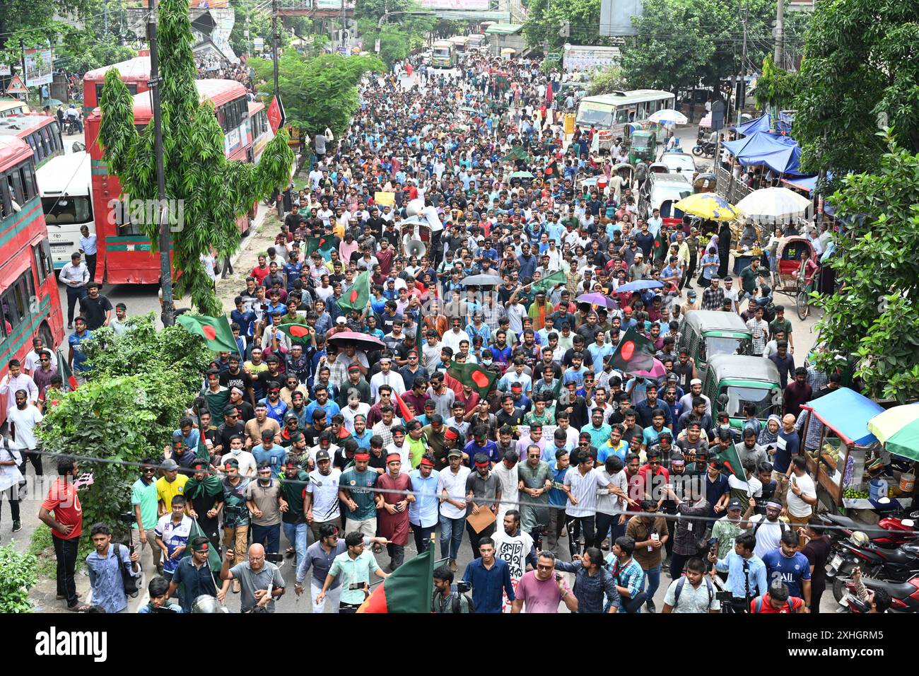 Hunderte von Studenten marschieren in Richtung des Präsidentenhauses 'Bangbhaban', um am 14. Juli 2024 in Dhaka, Bangladesch, ihr Memorandum zur Reform des Quotensystems für staatliche Arbeitsplätze einzureichen Stockfoto