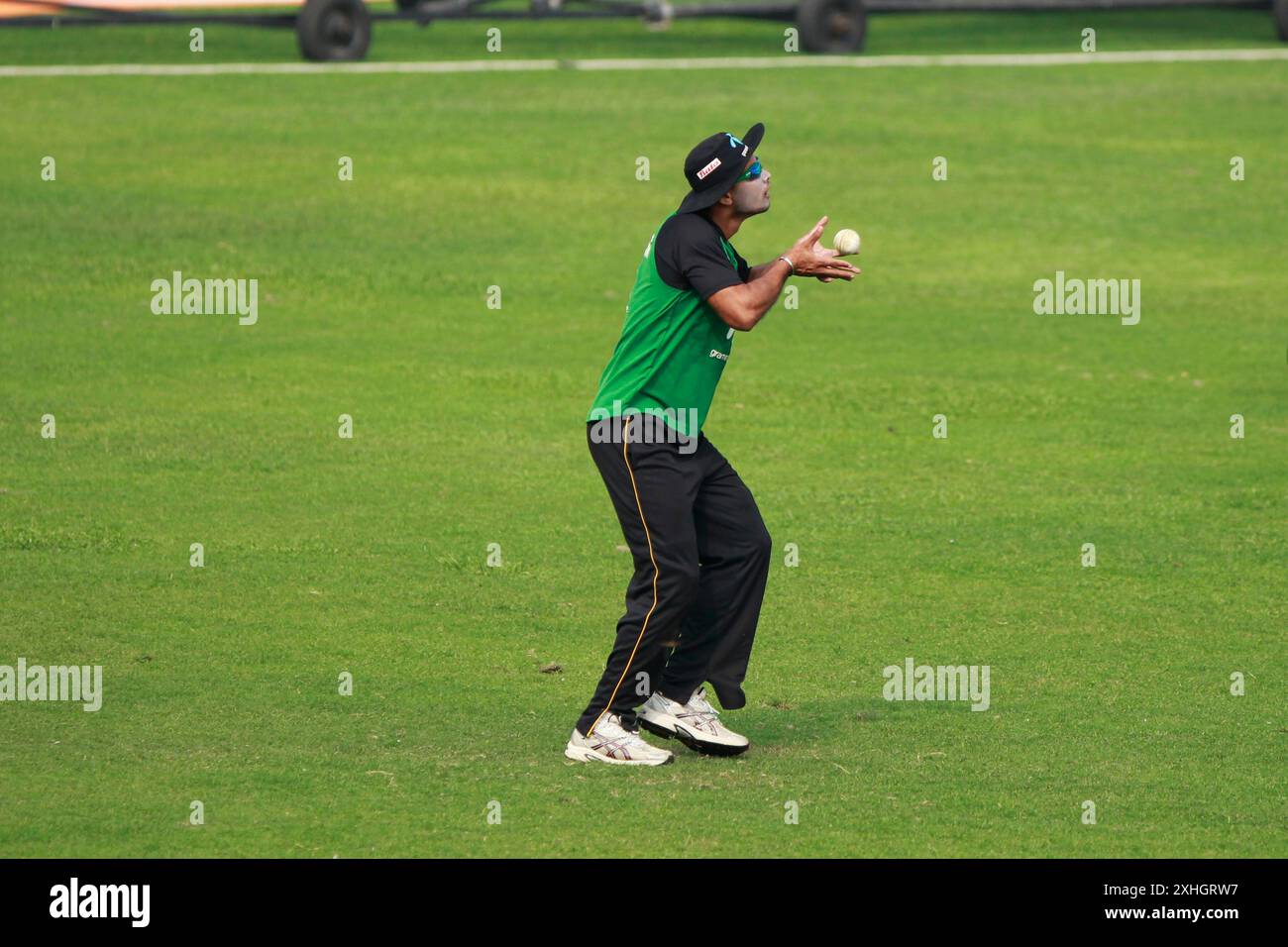 Das Bangladesch National Cricket Team nimmt am 27. November 2010 an einem Training im Sher-e-Bangla National Cricket Stadium in Mirpur, Dhaka, Bangladesch Teil. Als Stockfoto