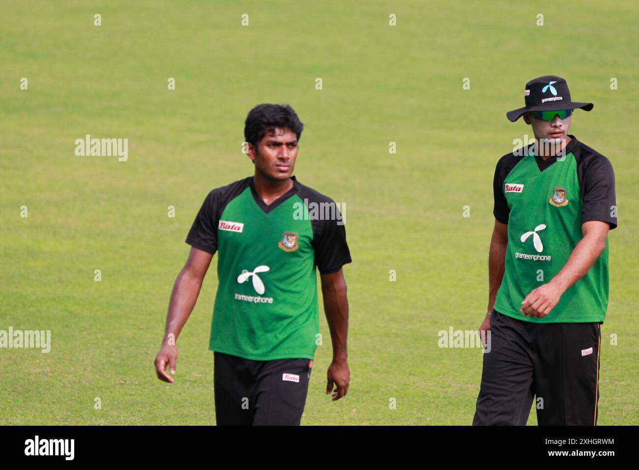 Das Bangladesch National Cricket Team nimmt am 27. November 2010 an einem Training im Sher-e-Bangla National Cricket Stadium in Mirpur, Dhaka, Bangladesch Teil. Als Stockfoto