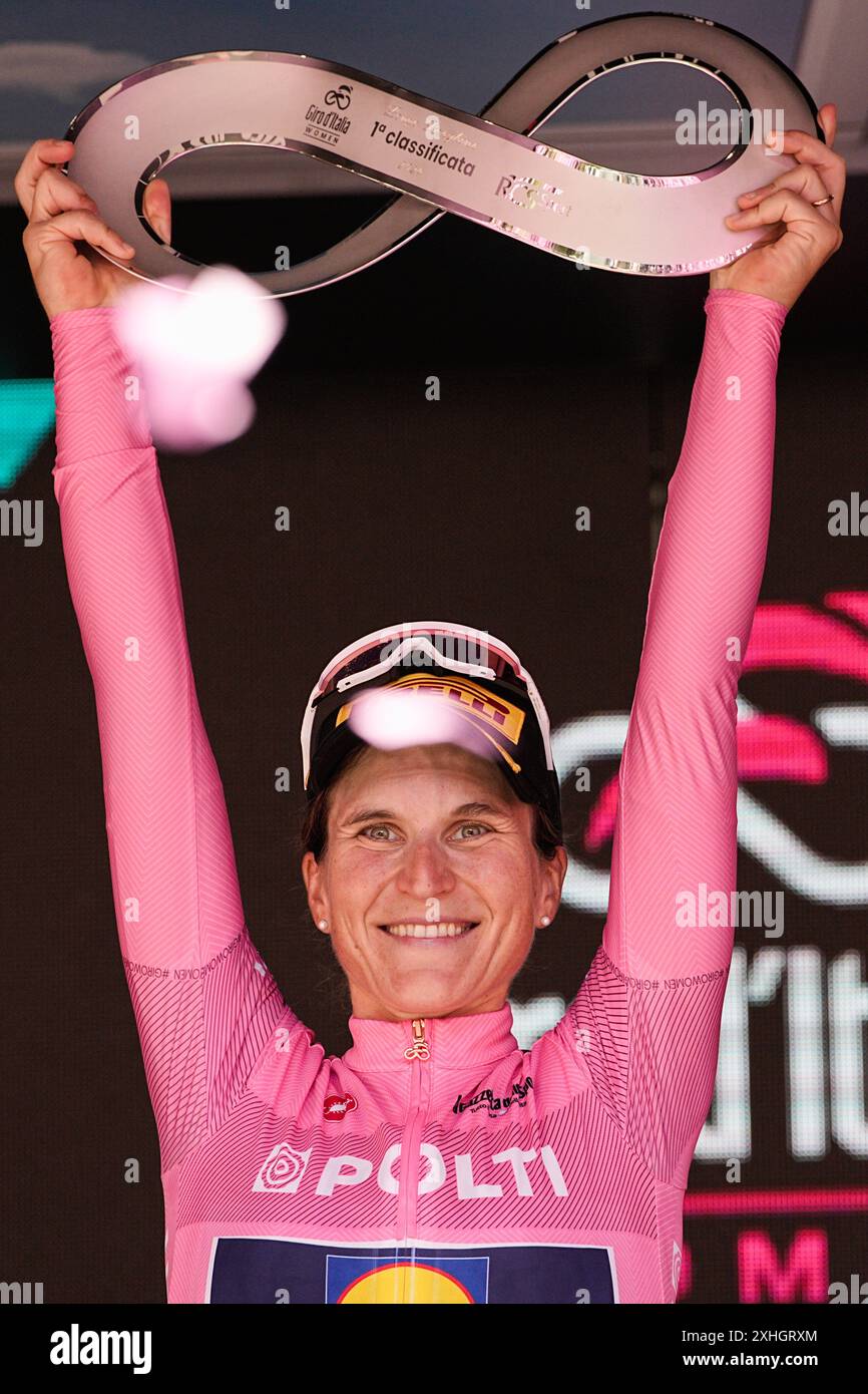 Lanciano, Italien. Juli 2024. ELISA Longo Borghini (Lidl - Trek) feiert den Sieg auf dem Podium nach der 8. Etappe der Giro d’Italia Women, von Pescara bis L’Aquila, Italien Sonntag, 14. Juli 2024. Sport - Radsport . (Foto: Marco Alpozzi/Lapresse) Credit: LaPresse/Alamy Live News Stockfoto