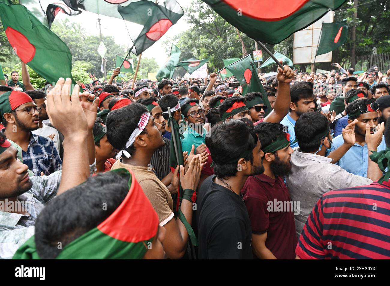 Hunderte von Studenten marschieren in Richtung des Präsidentenhauses 'Bangbhaban', um am 14. Juli 2024 in Dhaka, Bangladesch, ihr Memorandum zur Reform des Quotensystems für staatliche Arbeitsplätze einzureichen Stockfoto