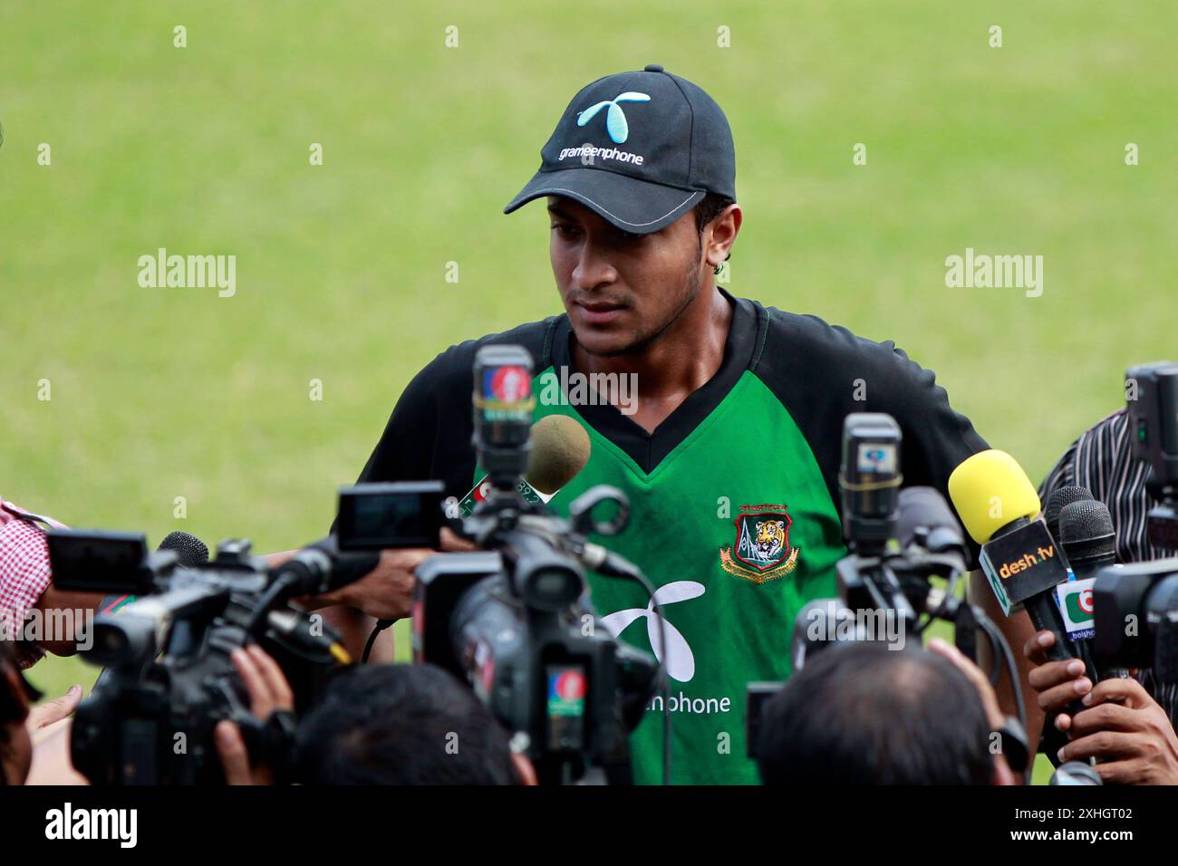 Shakib Al Hasan nimmt an einer Pressekonferenz während des Bangladesch National Cricket Teams Teil und nimmt an einem Training im Sher-e-Bangla National Cricket Stadium in Teil Stockfoto