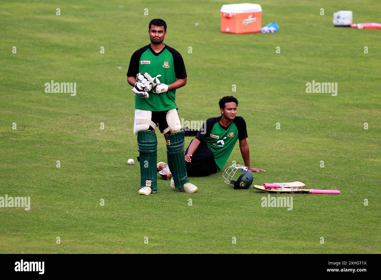 Das Bangladesch National Cricket Team nimmt am 27. November 2010 an einem Training im Sher-e-Bangla National Cricket Stadium in Mirpur, Dhaka, Bangladesch Teil. Als Stockfoto