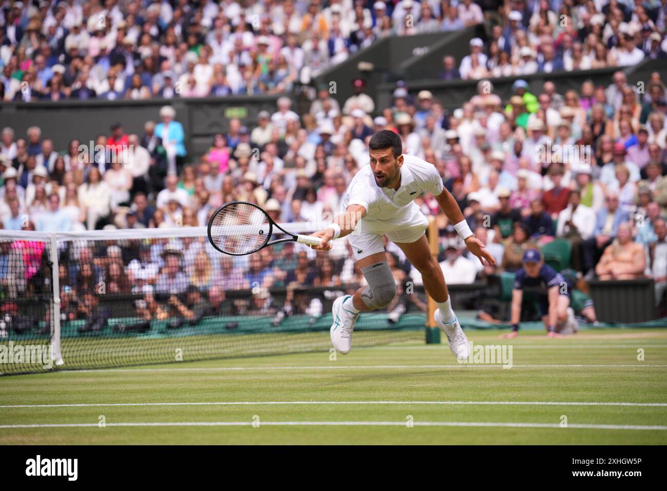 LONDON, ENGLAND - 14. JULI: Novak Djokovic aus Serbien spielt 2024 am 14. Juli 2024 im All England Lawn Tennis and Croquet Club im Gentlemen's Singles Final einen Rückhand-Volley gegen Carlos Alcaraz aus Spanien. MB Media Solutions/Alamy Live News Stockfoto