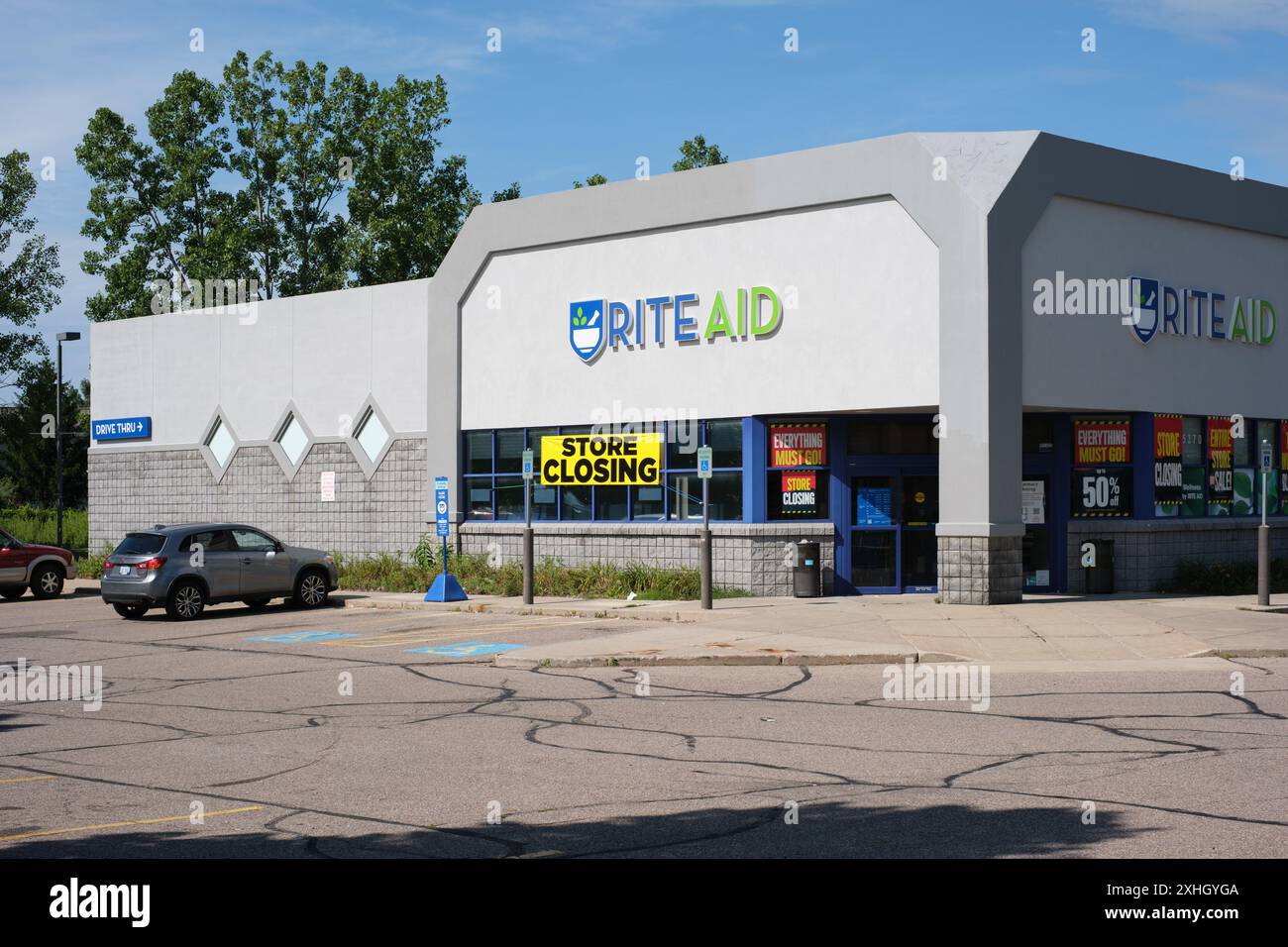 Eine Rite Aid Drogerie mit Ladenschließungsschildern, in Grand Blanc Michigan USA Stockfoto