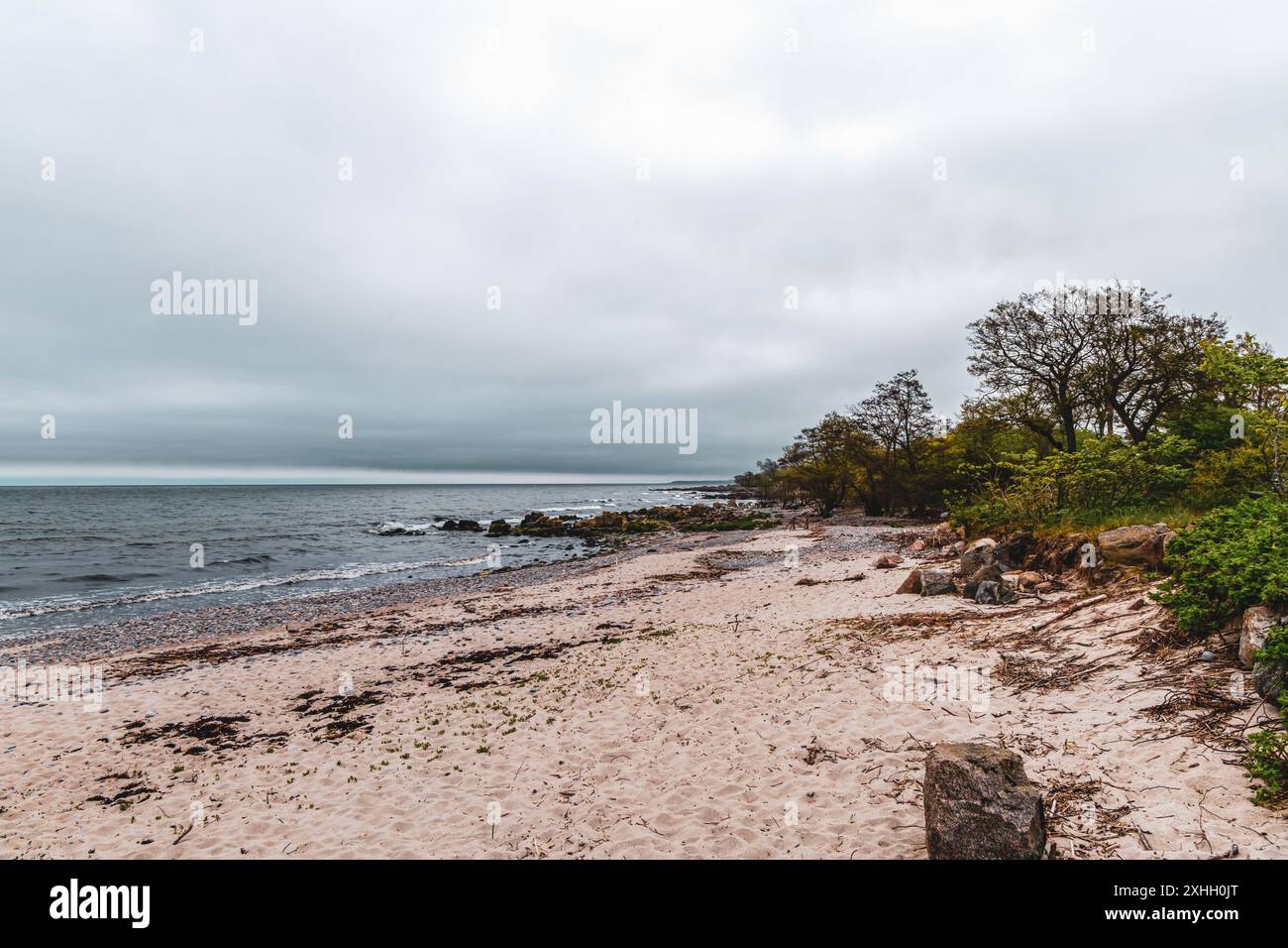 Meer Sandstrand bei bewölktem Wetter. Meereslandschaft. Hochwertige Fotos Stockfoto