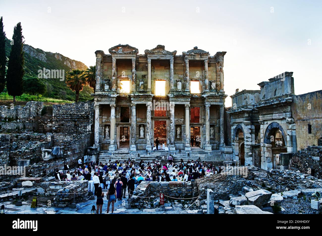 Veranstaltung mit vielen Leuten in der Celsus-Bibliothek, Ephesus, Türkei, Europa Stockfoto