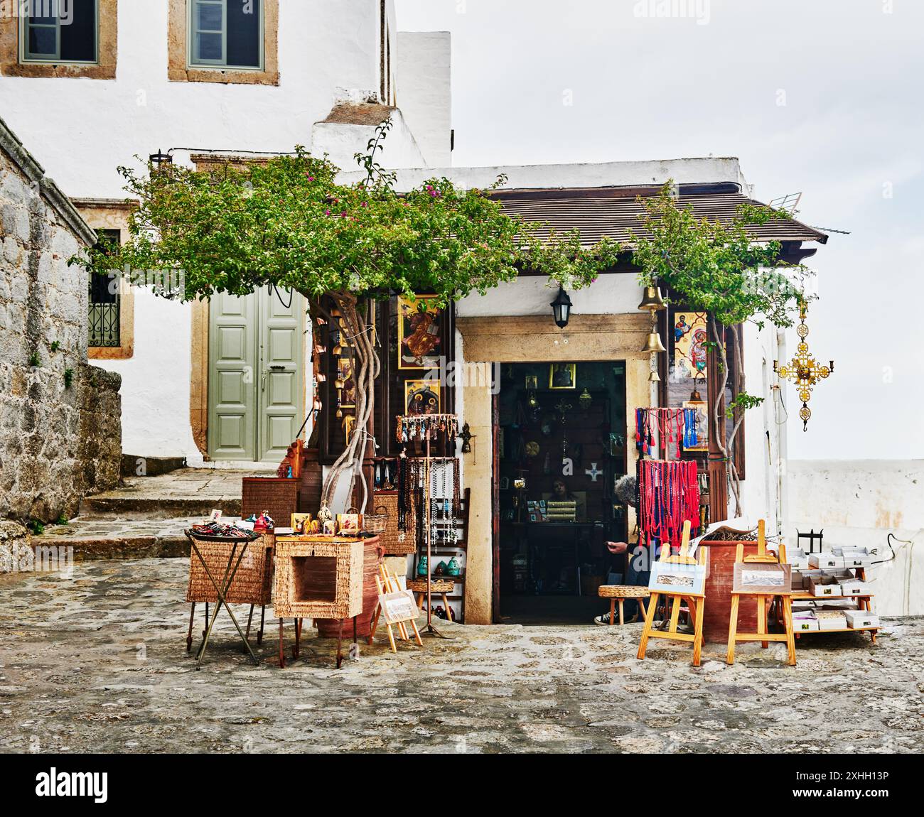 Souvenirladen vor dem Kloster St. John Hora, Patmos Island, Griechenland, Europa Stockfoto