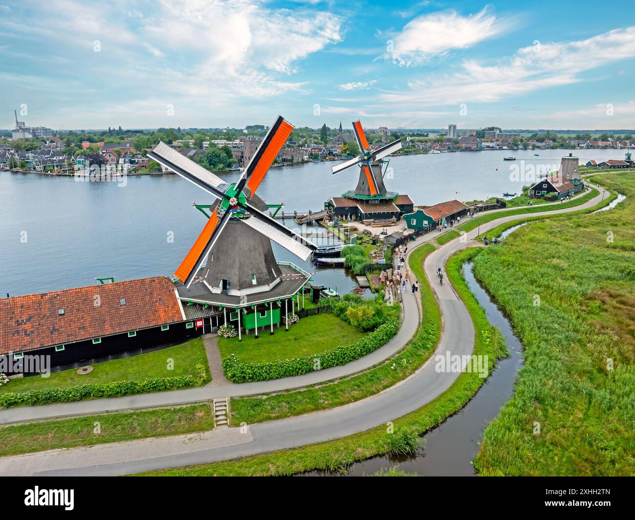 Luftbild aus alten Windmühlen mit einem orangefarbenen Banner in Zaanse Schans in den Niederlanden Stockfoto