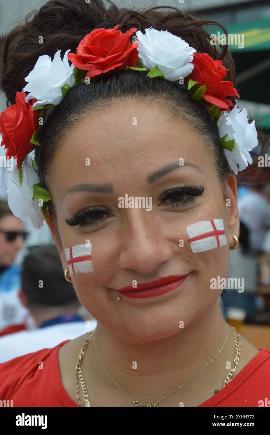 Berlin, Deutschland - 14. Juli 2024 - englische Fußballfans auf dem Breitscheidplatz vor dem Finale der UEFA Euro 2024 zwischen England und Spanien. (Foto: Markku Rainer Peltonen) Stockfoto