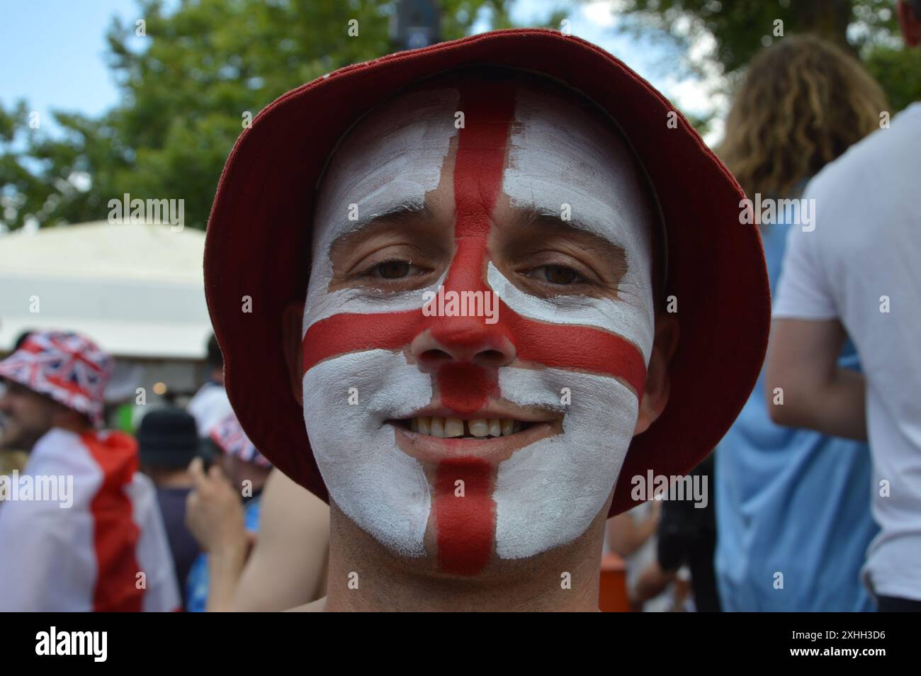 Berlin, Deutschland - 14. Juli 2024 - englische Fußballfans auf dem Breitscheidplatz vor dem Finale der UEFA Euro 2024 zwischen England und Spanien. (Foto: Markku Rainer Peltonen) Stockfoto