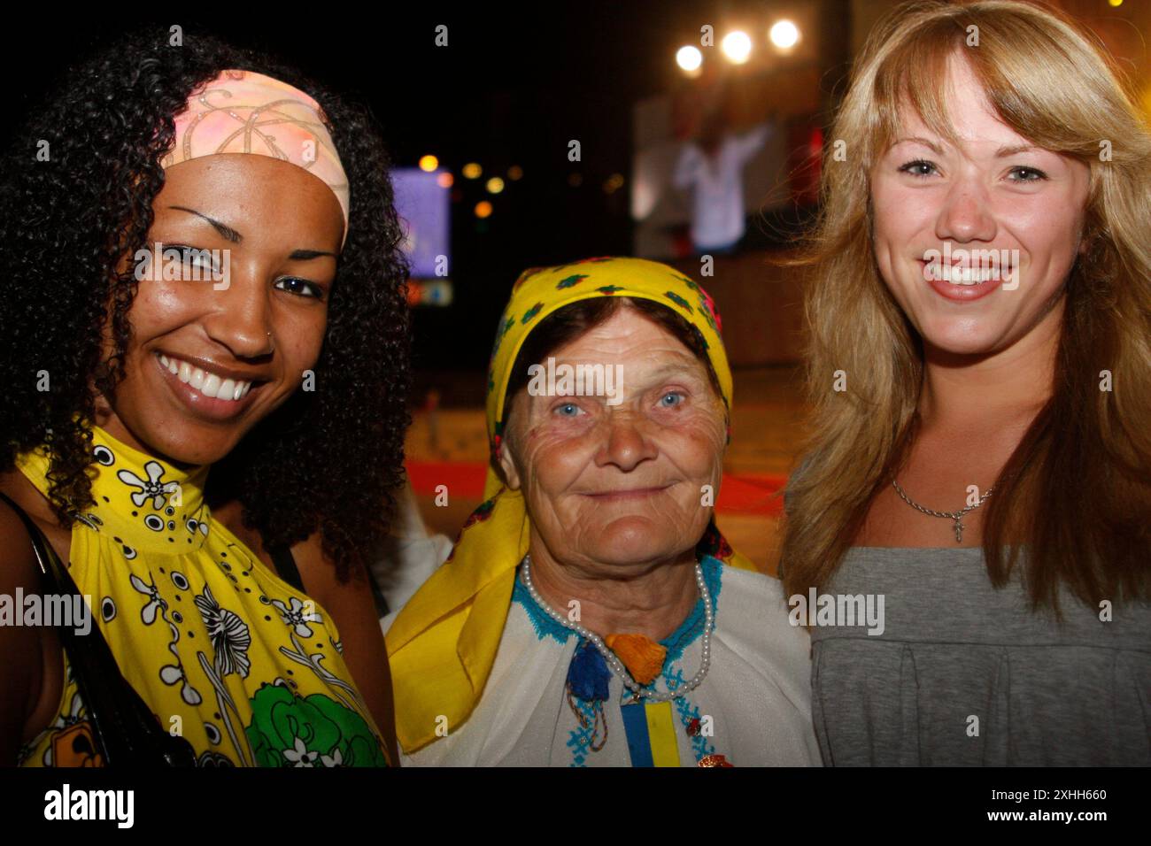 c ukrainische Familie, afro-ukrainische Vika, kaukasische Großmutter Mariyka (Mitte) und junge kaukasische Dame Stockfoto