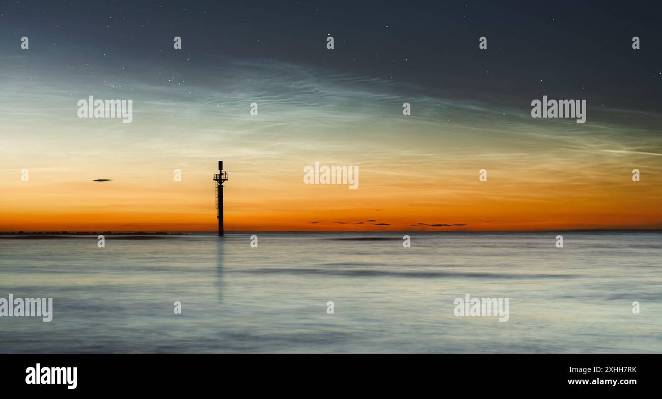 Seltene nachtschwärzende Wolken, die nachts über Waxham Beach, Norfolk, zu sehen sind Stockfoto