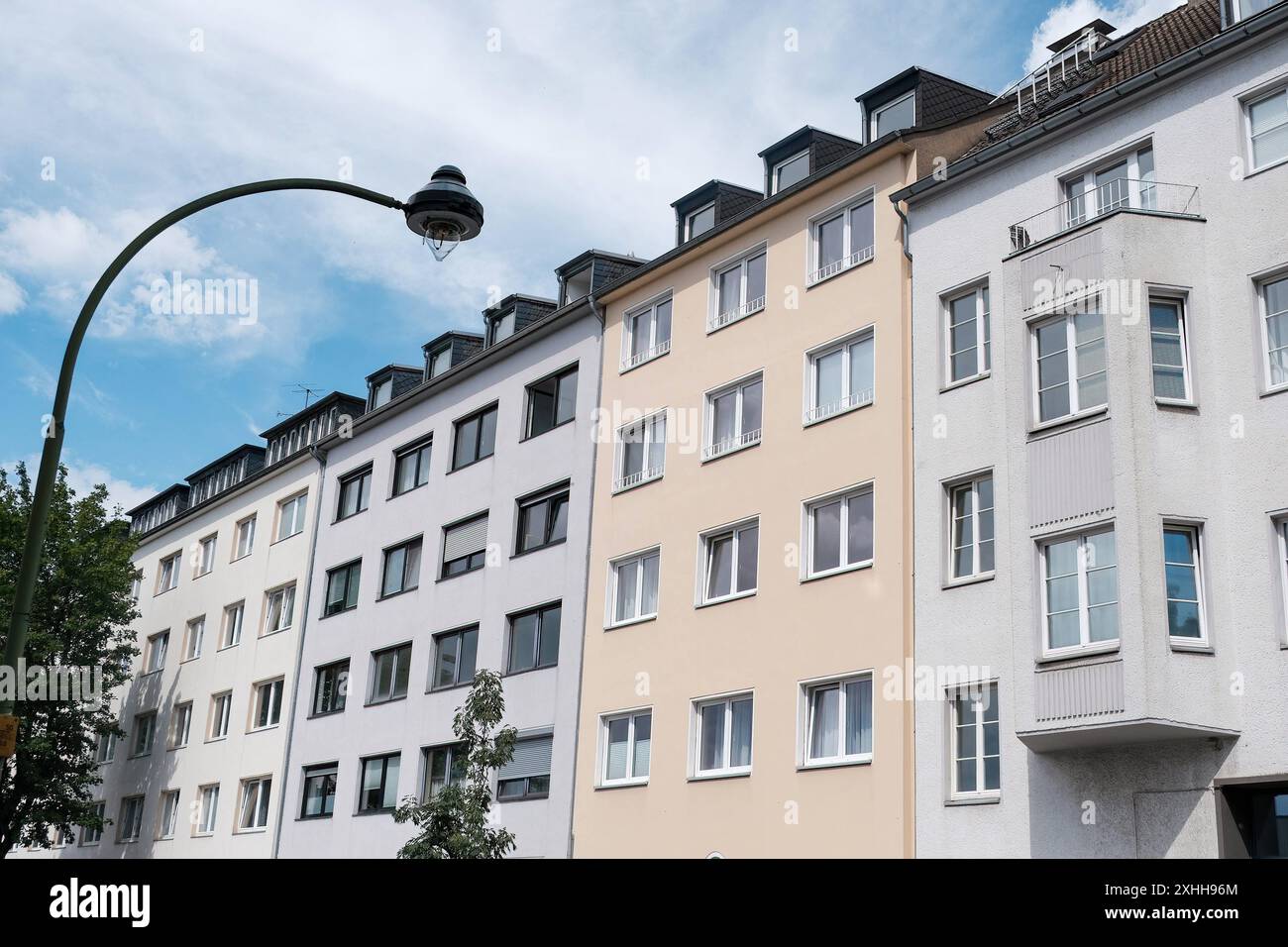 Düsseldorf 14.07.2024 Wohnungen Wohnungsnot Mietswohnung Mieten Mietpreis sozialer Wohnungsbau Immobilien Wohnraummangel Wohnung Baustelle Neubau Mehrfamilienhaus Mietshaus Miete Mietspiegel Mietpreisspiegel Immobilie Wohnungsmangel Baustau Wohnimmobilie Wohnungsimmobilien Mietpreise Altbau Leerstand Baumaterial Baustoffe Ballungsgebiet bezahlbarer Wohnraum CO2-Preis CO2 Bundes-Klimaschutzgesetz Heizen Heizung Klimapaket Mieter Vermieter Mietpreisbremse Klimasteuer Energiewende Büro Büros Homeoffice Home-Office Konjunkturpaket Grundsteuerreform Grundsteuererklärung Wohngeld Wohnungsgeld Wohnun Stockfoto