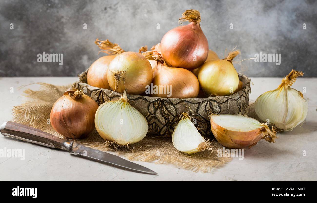 Gemüse, Zwiebel, Allium cepa, viele reife Zwiebeln, Stillleben im Studio vor hellem Hintergrund Stockfoto