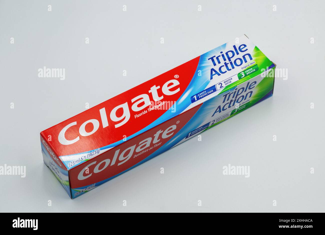 Kiew, Ukraine - 06. Mai 2024: Colgate Fluorid Triple Action Zahnpasta Pack Nahaufnahme auf weiß. Colgate ist ein Hersteller einer breiten Palette von Zahnpasta Stockfoto