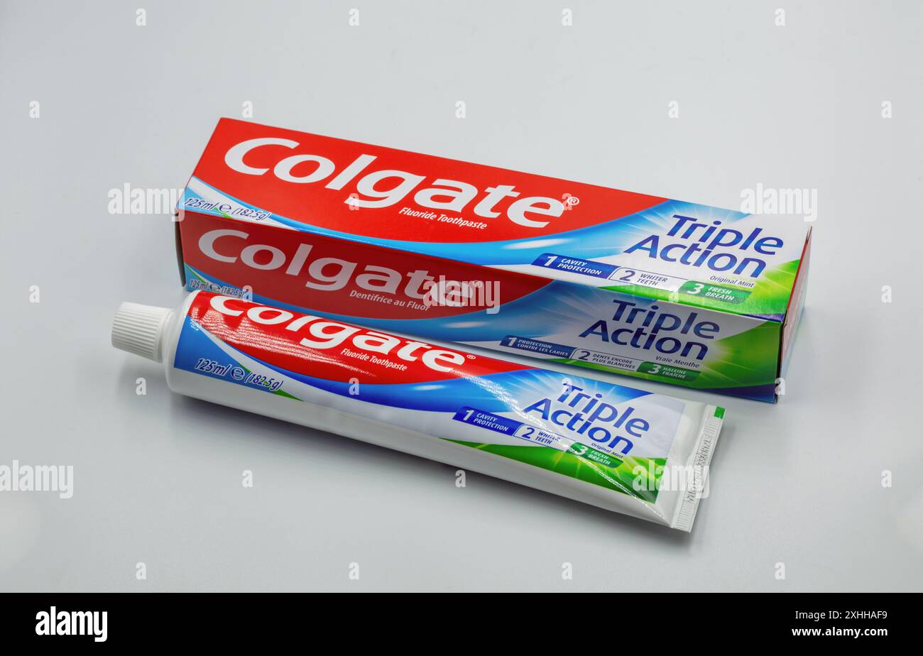 Kiew, Ukraine - 06. Mai 2024: Colgate Fluorid Triple Action Zahnpasta Pack Ameisenröhre Nahaufnahme auf weiß. Colgate ist ein Hersteller einer breiten Palette von t Stockfoto