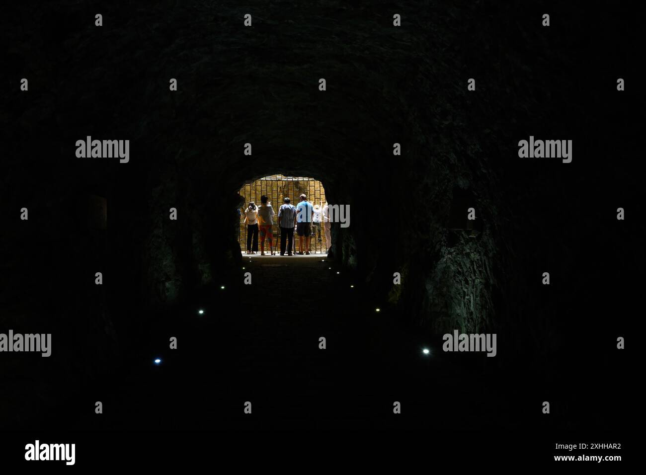 Dunkler Tunnel zum ProVal-See, Pjatigorsk, Stavropol-Region, Russland. Die Menschen sehen Wasser in der Höhle, Touristenattraktion von Pjatigorsk. Reisekonzept, re Stockfoto