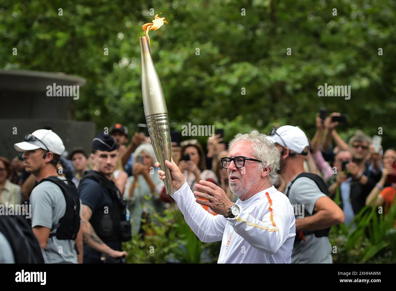 Paris, Frankreich. Juli 2024. Philippe Duperrin marschiert mit der Olympischen Flamme während des Olympischen Fackelrelais in Paris am 14. Juli 2024. Foto: Firas Abdullah/ABACAPRESS. COM Credit: Abaca Press/Alamy Live News Stockfoto