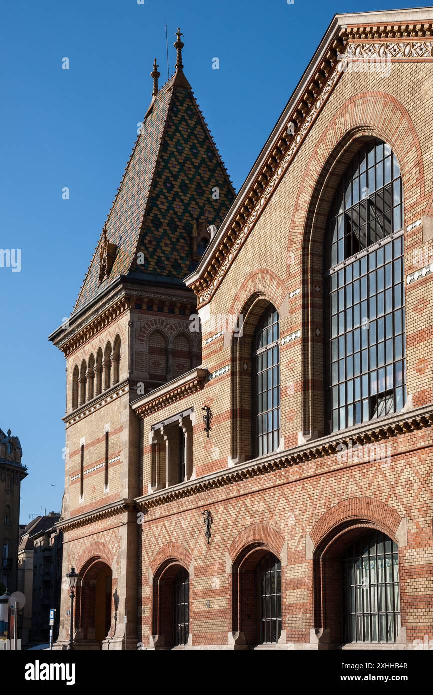 Blick auf die zentrale Markthalle von Budapest, einem überdachten Markt oder Einkaufszentrum aus dem 19. Jahrhundert im ungarischen Pest-Viertel Stockfoto
