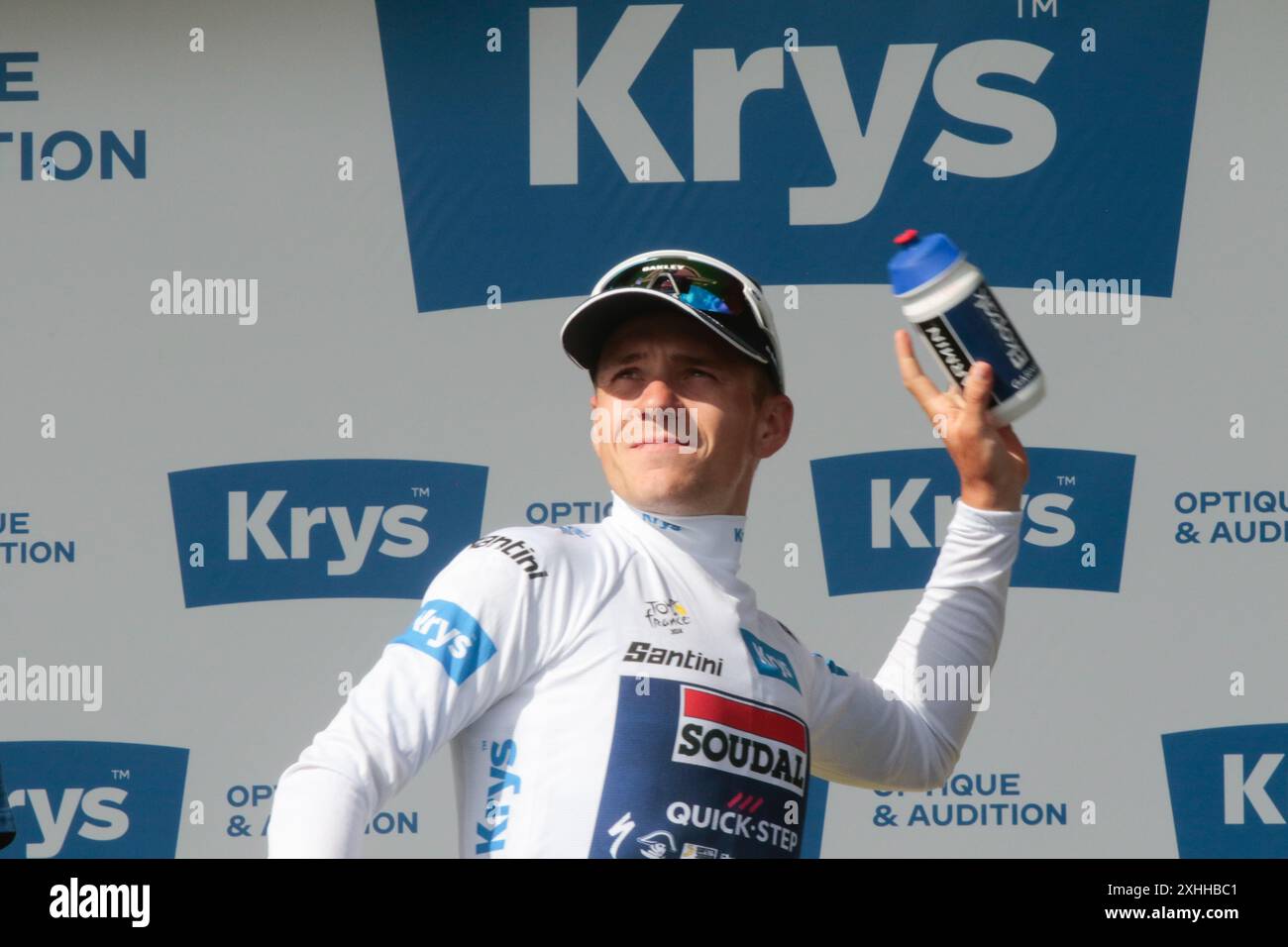 Remco Evenepoel trifft Fans auf Tour de France wirft Flasche vom Podium Stockfoto