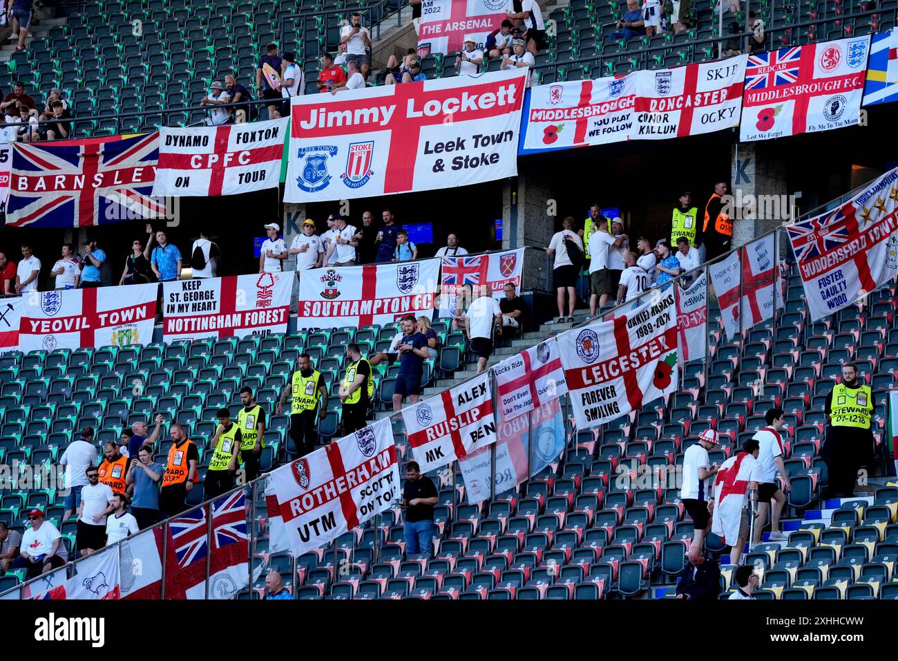 Die Fans Englands setzen ihre Fahnen im Stadion vor dem Endspiel der UEFA Euro 2024 im Olympiastadion in Berlin. Bilddatum: Sonntag, 14. Juli 2024. Stockfoto