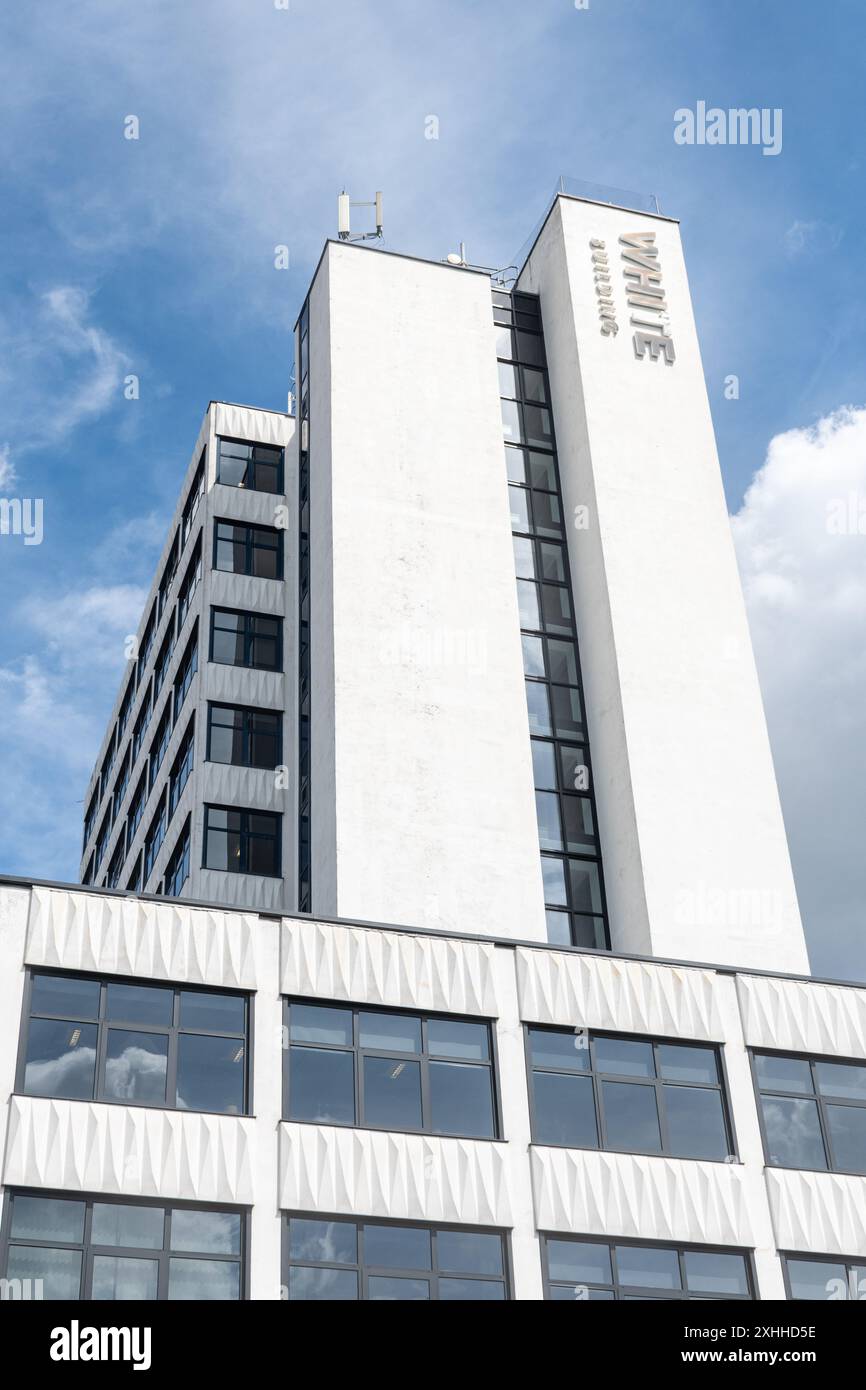 White Building, Tower Block mit Arbeitsplatz- oder Büroflächen im Stadtzentrum von Southampton, Hampshire, England, Großbritannien Stockfoto