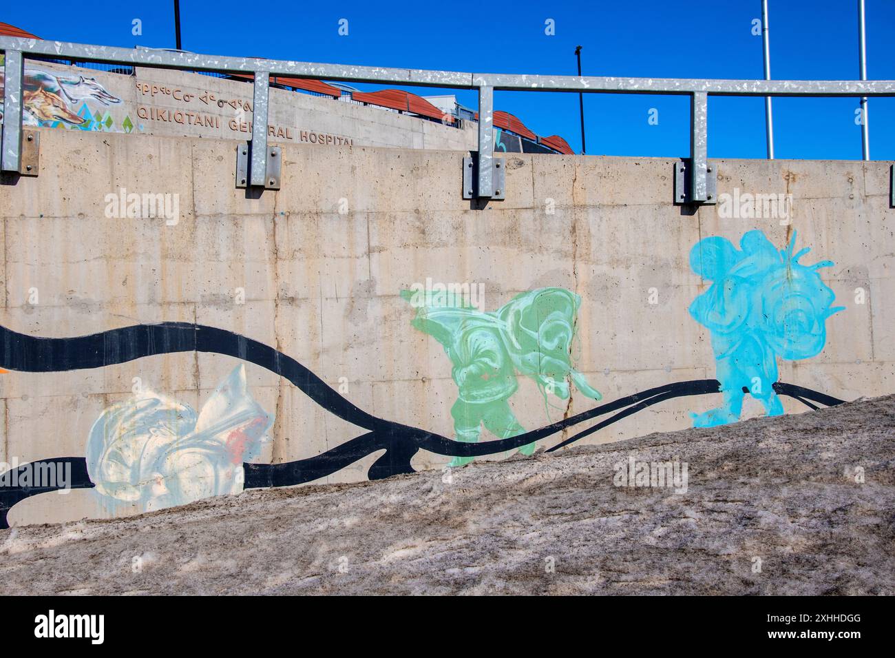 Inuit Wandergemälde unter dem Thema „Kommen Sie zusammen“ im Qikiqtani General Hospital in Iqaluit, Nunavut, Kanada Stockfoto