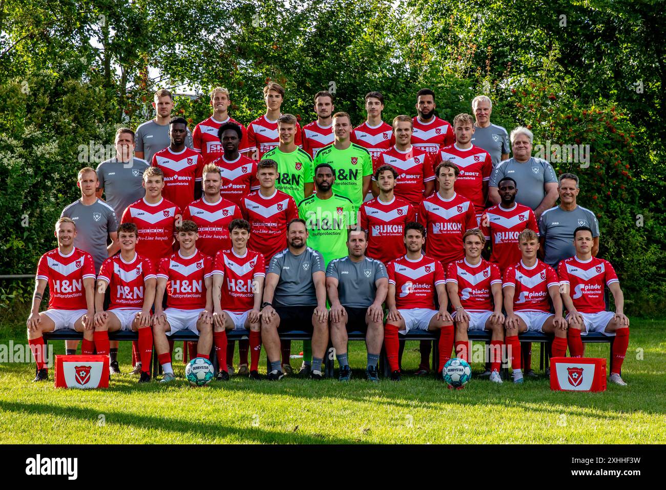 HARKEMA, NIEDERLANDE - 4. JULI: Teamphoto mit, 4e Reihe: Physiotherapeut Jaring Kloetstra von Harkemase Boys, Jaap van Dijken von Harkemase Boys, PIM Betzema von Harkemase Boys, Joris Adams von Harkemase Boys, Stefan Deuling von Harkemase Boys, Iloba Achuna von Harke de Boys, Physiotherapeut: Sportbetreuer Jack van der Heide von Harkemase Boys, Demo Koida von Harkemase Boys, Jules Boubane von Harkemase Boys, Torhüter Mark Huizenga von Harkemase Boys, Torhüter Sander de Boer von Harkemase Boys, Kian Visser von Harkemase Boys, Jolt Postma von Harkemase Boys, spor Stockfoto