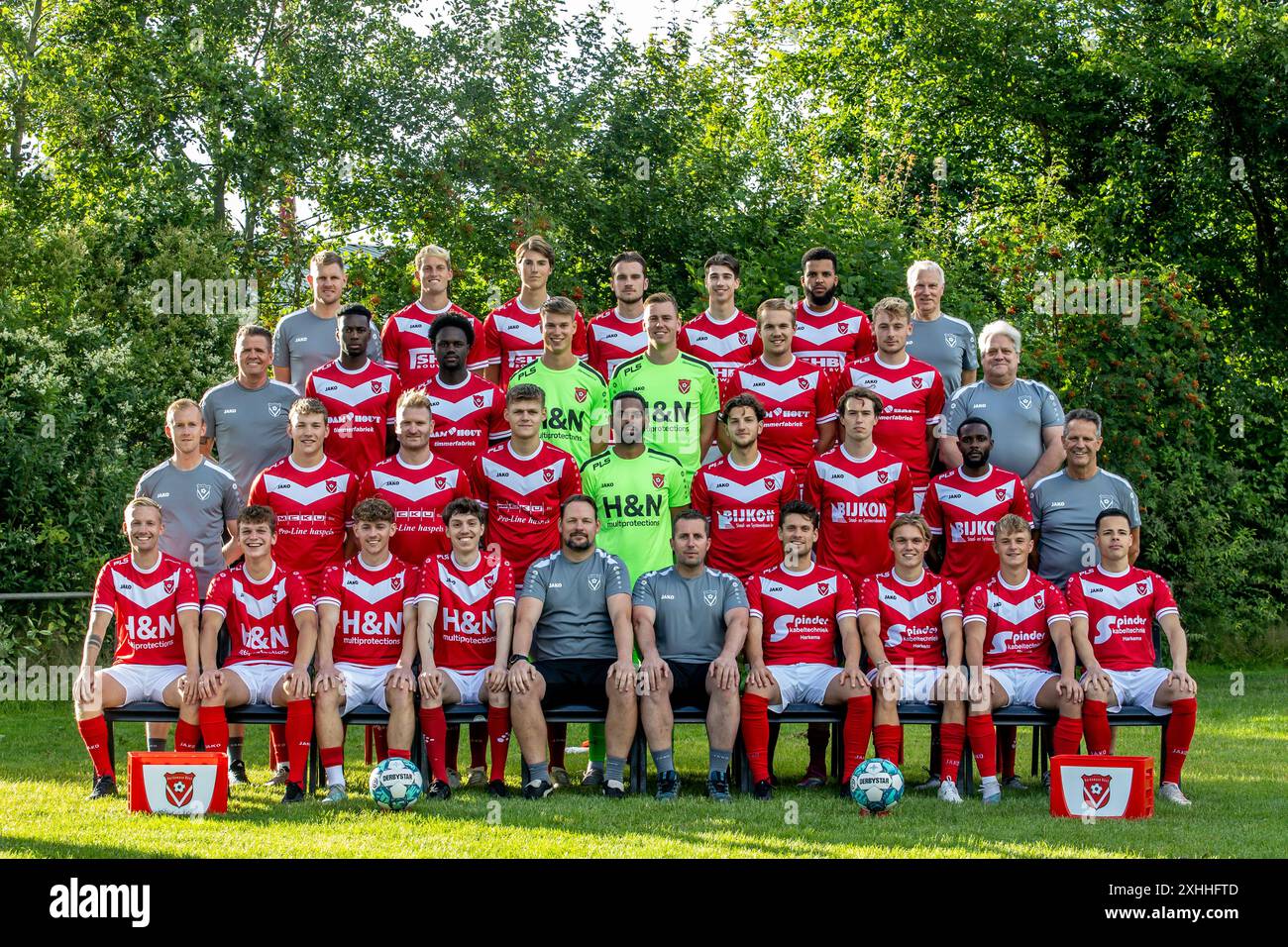 HARKEMA, NIEDERLANDE - 4. JULI: Teamphoto mit, 4e Reihe: Physiotherapeut Jaring Kloetstra von Harkemase Boys, Jaap van Dijken von Harkemase Boys, PIM Betzema von Harkemase Boys, Joris Adams von Harkemase Boys, Stefan Deuling von Harkemase Boys, Iloba Achuna von Harke de Boys, Physiotherapeut: Sportbetreuer Jack van der Heide von Harkemase Boys, Demo Koida von Harkemase Boys, Jules Boubane von Harkemase Boys, Torhüter Mark Huizenga von Harkemase Boys, Torhüter Sander de Boer von Harkemase Boys, Kian Visser von Harkemase Boys, Jolt Postma von Harkemase Boys, spor Stockfoto