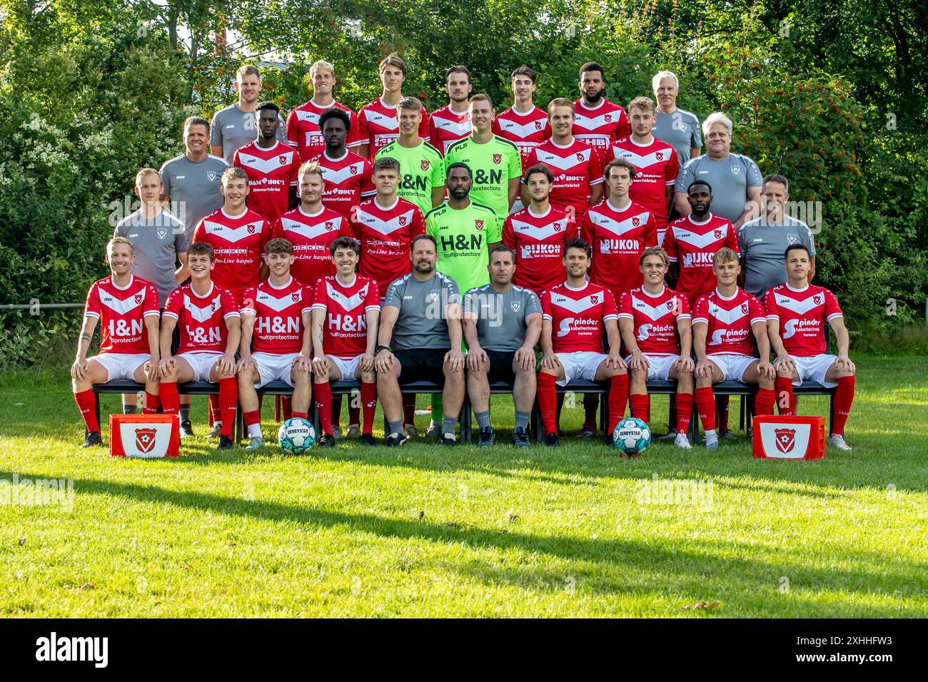 HARKEMA, NIEDERLANDE - 4. JULI: Teamphoto mit, 4e Reihe: Physiotherapeut Jaring Kloetstra von Harkemase Boys, Jaap van Dijken von Harkemase Boys, PIM Betzema von Harkemase Boys, Joris Adams von Harkemase Boys, Stefan Deuling von Harkemase Boys, Iloba Achuna von Harke de Boys, Physiotherapeut: Sportbetreuer Jack van der Heide von Harkemase Boys, Demo Koida von Harkemase Boys, Jules Boubane von Harkemase Boys, Torhüter Mark Huizenga von Harkemase Boys, Torhüter Sander de Boer von Harkemase Boys, Kian Visser von Harkemase Boys, Jolt Postma von Harkemase Boys, spor Stockfoto