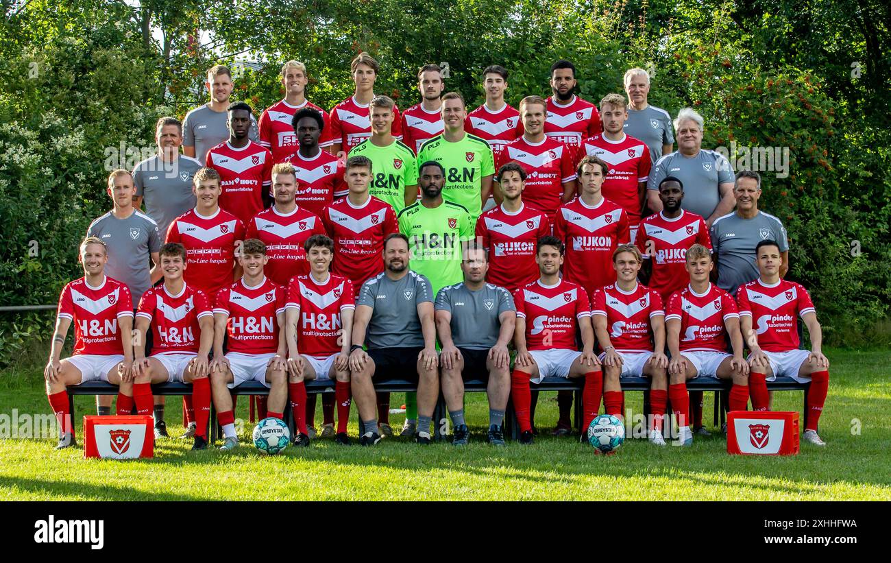 HARKEMA, NIEDERLANDE - 4. JULI: Teamphoto mit, 4e Reihe: Physiotherapeut Jaring Kloetstra von Harkemase Boys, Jaap van Dijken von Harkemase Boys, PIM Betzema von Harkemase Boys, Joris Adams von Harkemase Boys, Stefan Deuling von Harkemase Boys, Iloba Achuna von Harke de Boys, Physiotherapeut: Sportbetreuer Jack van der Heide von Harkemase Boys, Demo Koida von Harkemase Boys, Jules Boubane von Harkemase Boys, Torhüter Mark Huizenga von Harkemase Boys, Torhüter Sander de Boer von Harkemase Boys, Kian Visser von Harkemase Boys, Jolt Postma von Harkemase Boys, spor Stockfoto