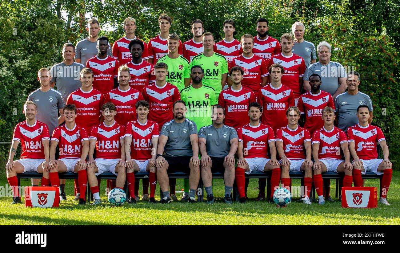 HARKEMA, NIEDERLANDE - 4. JULI: Teamphoto mit, 4e Reihe: Physiotherapeut Jaring Kloetstra von Harkemase Boys, Jaap van Dijken von Harkemase Boys, PIM Betzema von Harkemase Boys, Joris Adams von Harkemase Boys, Stefan Deuling von Harkemase Boys, Iloba Achuna von Harke de Boys, Physiotherapeut: Sportbetreuer Jack van der Heide von Harkemase Boys, Demo Koida von Harkemase Boys, Jules Boubane von Harkemase Boys, Torhüter Mark Huizenga von Harkemase Boys, Torhüter Sander de Boer von Harkemase Boys, Kian Visser von Harkemase Boys, Jolt Postma von Harkemase Boys, spor Stockfoto