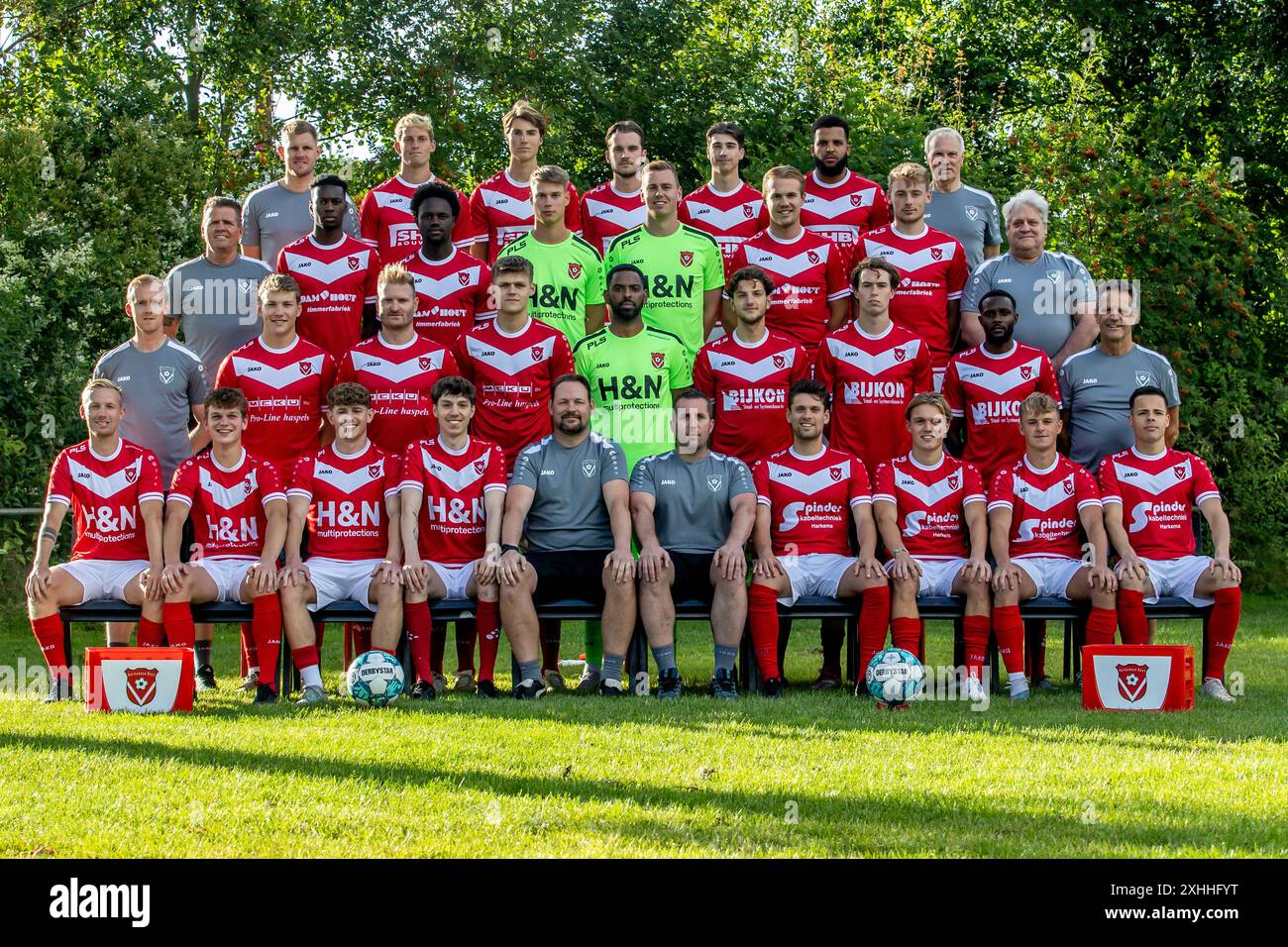 HARKEMA, NIEDERLANDE - 4. JULI: Teamphoto mit, 4e Reihe: Physiotherapeut Jaring Kloetstra von Harkemase Boys, Jaap van Dijken von Harkemase Boys, PIM Betzema von Harkemase Boys, Joris Adams von Harkemase Boys, Stefan Deuling von Harkemase Boys, Iloba Achuna von Harke de Boys, Physiotherapeut: Sportbetreuer Jack van der Heide von Harkemase Boys, Demo Koida von Harkemase Boys, Jules Boubane von Harkemase Boys, Torhüter Mark Huizenga von Harkemase Boys, Torhüter Sander de Boer von Harkemase Boys, Kian Visser von Harkemase Boys, Jolt Postma von Harkemase Boys, spor Stockfoto