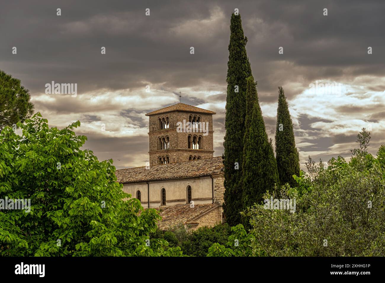 Der Glockenturm der karolingischen Architektur der Benediktinerabtei Santa Maria di Farfa. Fara in Sabina, Provinz Rieti, Latium, Italien, Europa Stockfoto