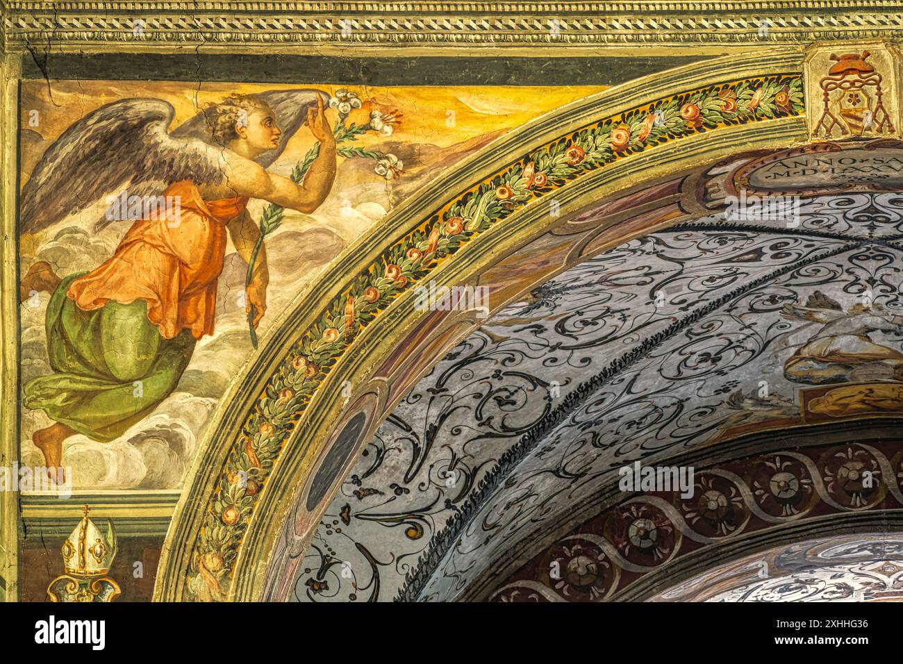 Details der reich verzierten Bögen und Säulen im barocken Stil, die die Schiffe in der Abtei von Farfa trennen. Fara in Sabina, Provinz Rieti, IT Stockfoto