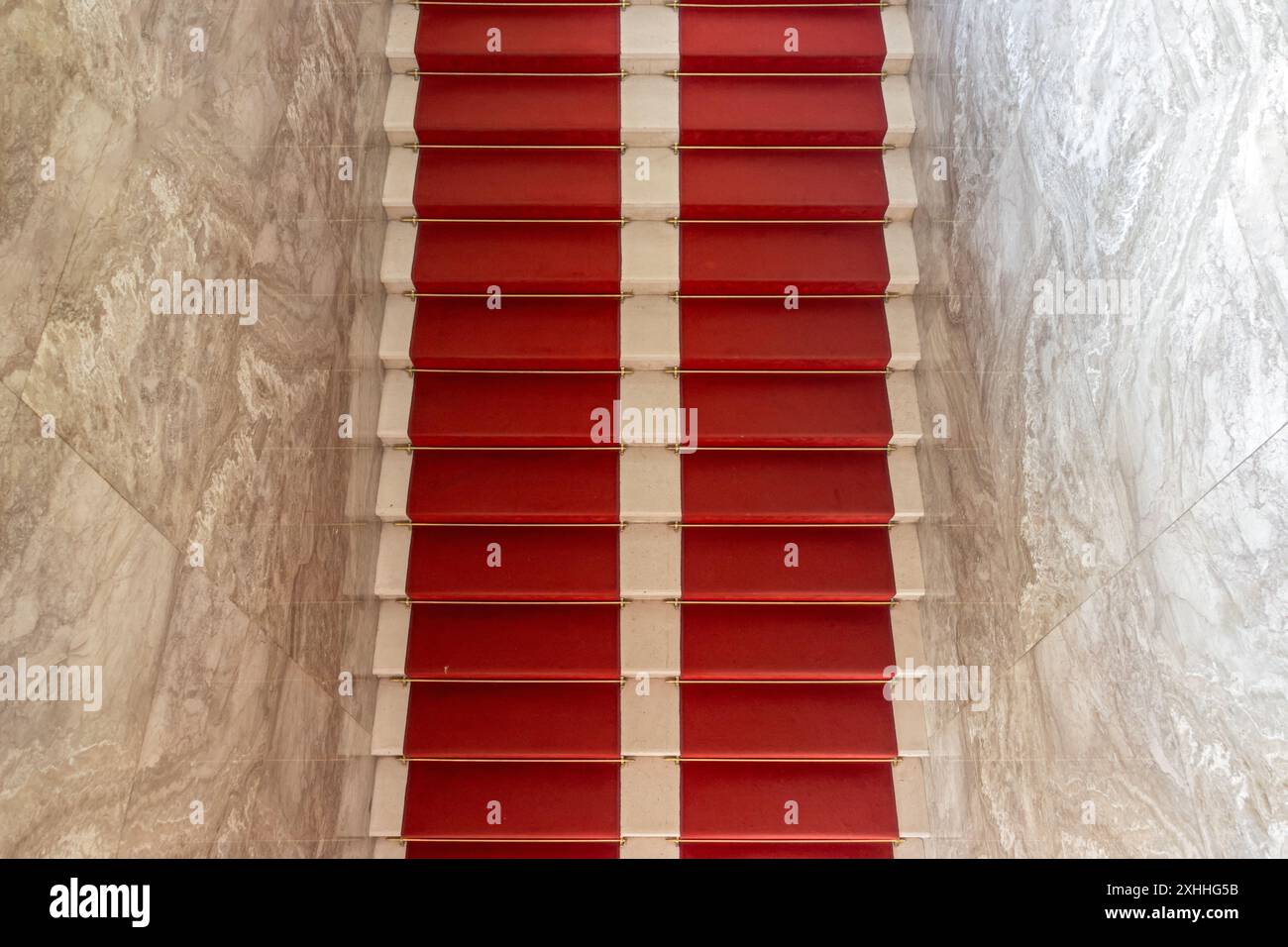 Treppe mit rotem Teppich, Blick von oben Stockfoto Treppe mit rotem Teppich, Blick von oben Stockfoto