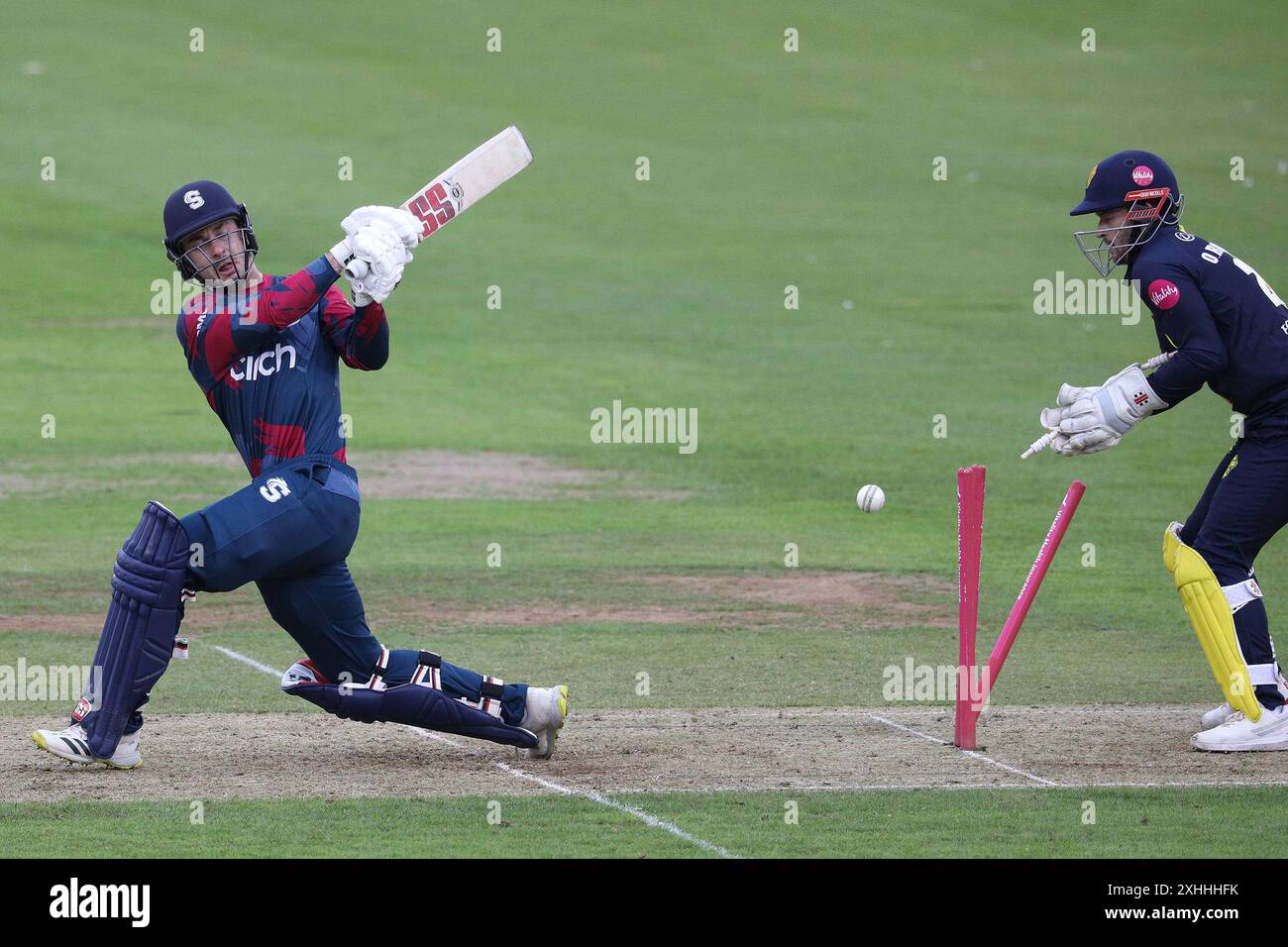 Matthew Breetzke aus Northamptonshire wird am Sonntag, den 14. Juli 2024, im Seat Unique Riverside, Chester le Street, während des Vitality T20 Blast-Spiels zwischen Durham County Cricket Club und Northamptonshire Steelbacks ausgespielt. (Foto: Robert Smith | MI News) Credit: MI News & Sport /Alamy Live News Stockfoto