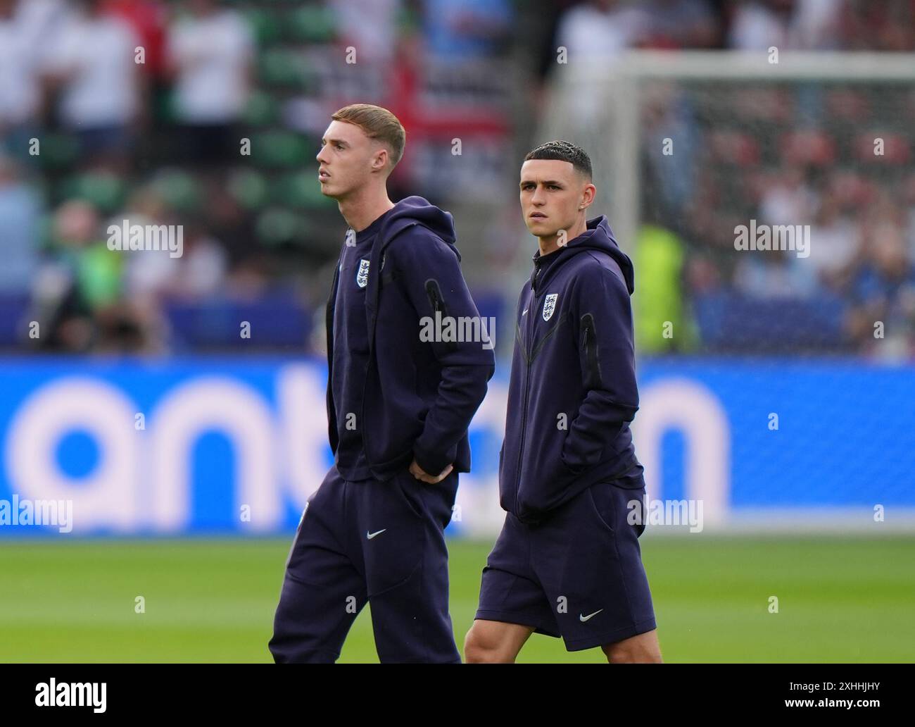 Die Englands Phil Foden (rechts) und Cole Palmer (links) kommen vor dem Endspiel der UEFA Euro 2024 im Berliner Olympiastadion an. Bilddatum: Sonntag, 14. Juli 2024. Stockfoto