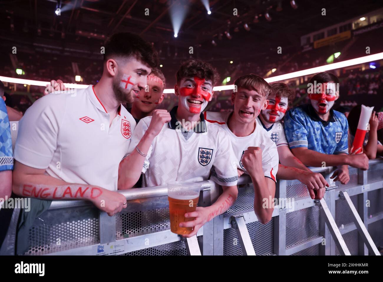 England-Fans in der AO Arena in Manchester während einer Vorführung des Endspiels der UEFA Euro 2024 zwischen Spanien und England. Bilddatum: Sonntag, 14. Juli 2024. Stockfoto