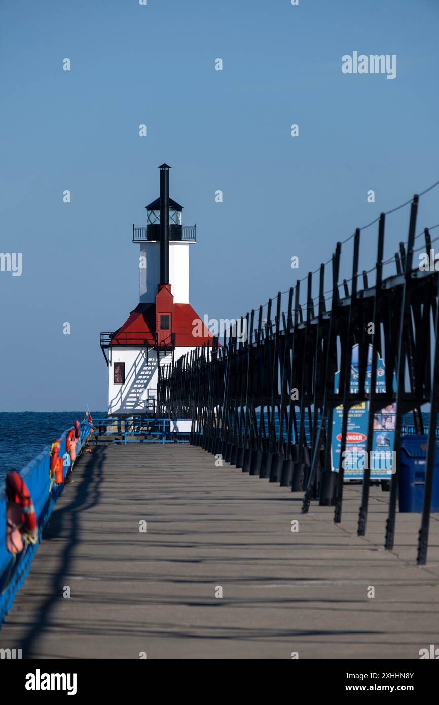 Blick auf den Leuchtturm des Saint Joseph North Pier am Lake Michigan an einem Tag mit blauem Himmel Stockfoto