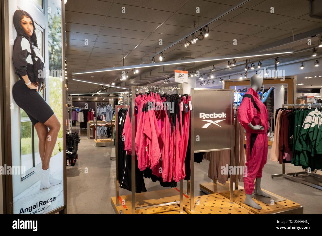 Reebok Activewear-Ausstellung mit dem Basketballstar Angel Reese im Flagship-Store des Macy im Herald Square, 2024, New York City, USA Stockfoto