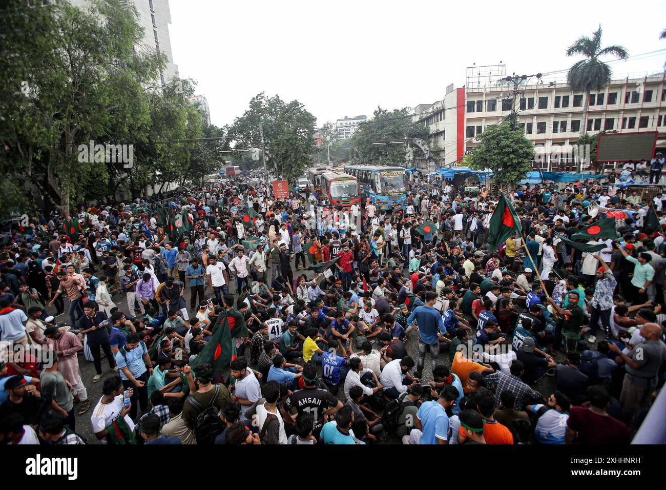 Studenten protestieren gegen das Quotensystem für Regierungsjobs in Dhaka Studentenaktivisten drängen während einer Protestkundgebung Polizeibarrikaden, bevor sie am 14. Juli 2024 in Dhaka, Bangladesch, dem Präsidenten des Landes ihre Memorandum über Quotenreformen für öffentliche Stellen vorlegen. Dhaka Dhaka Bezirk Bangladesch Copyright: XHabiburxRahmanx Stockfoto