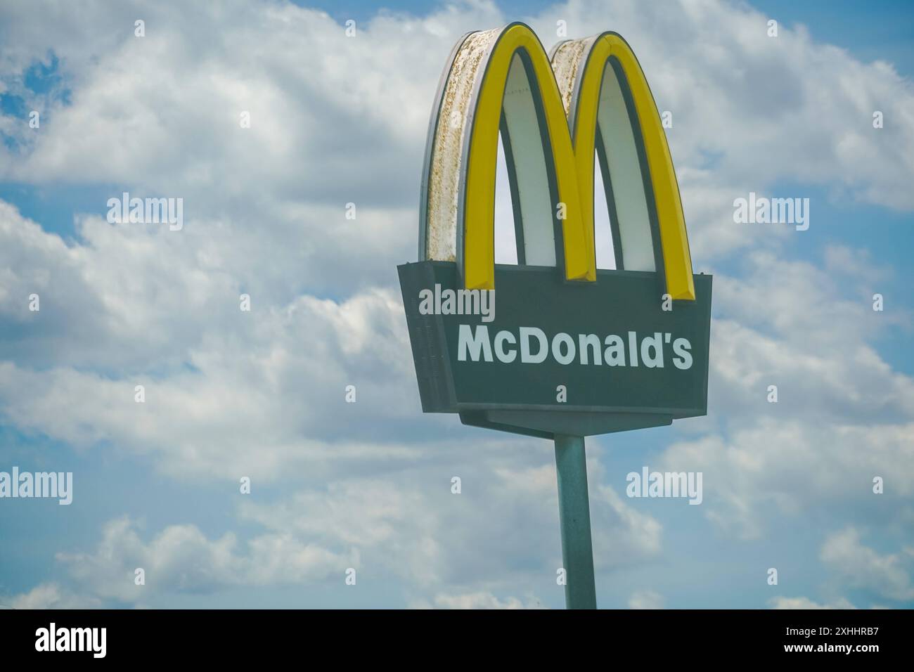 McDonalds, Fast-Food, Restaurant, Schild, Logo, Goldene Bögen, Branding, Kette, Drive-Thru, Hamburger, Pommes, Marketing, Werbung, Globales Markenimage, Franchise, Schnellservice, Amerikanische Küche, Lebensmittelindustrie, Unternehmensidentität, Menü, Kundenservice, Weltweite Präsenz, Bequemlichkeit, Essen zum Mitnehmen, Markenbekanntheit, Fast-Food-Industrie, Catering, Mahlzeit, Getränk, Kindermahlzeit, Ronald McDonald, Happy Meal, Geschäft, Branchenführer, Innovation, Lebensmittelsicherheit, Qualitätskontrolle, Kulinarisch, Symbolfoto *** McDonalds, Fast Food, Restaurant, Schild, Logo, Gold Stockfoto