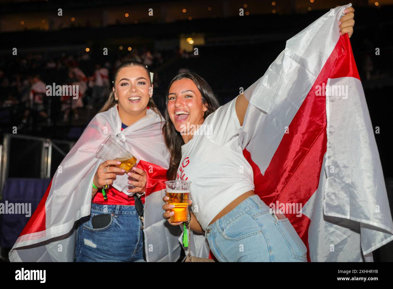 London, 14. Juli 2024. England Fans beim O2 Greenwich sehen das Finale der Fußball-Europameisterschaft 2024 zwischen Spanien und England. Die Veranstaltung wird vom Bürgermeister von London veranstaltet und bis zu 15.000 Tickets sollen kostenlos für die größte Vorführung der Hauptstadt ausgestellt worden sein. Quelle: Imageplotter/Alamy Live News Stockfoto