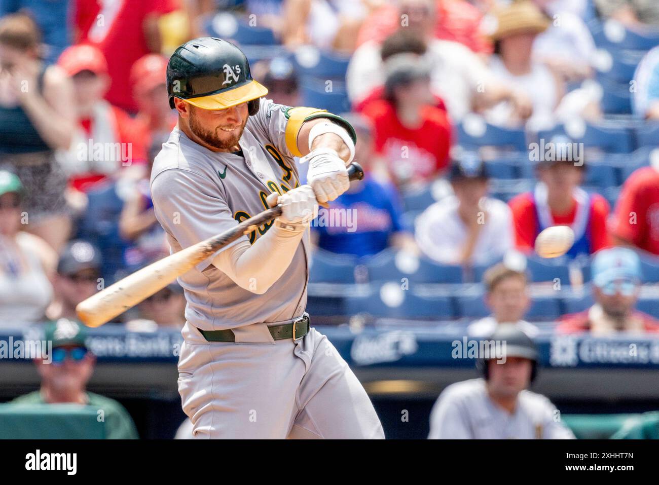 Philadelphia, Usa. Juli 2024. Max Schuemann von Oakland Athletics trifft eine Single während des vierten Inning eines MLB-Baseballspiels gegen die Philadelphia Phillies am Sonntag, den 14. Juli 2024, in Philadelphia. Foto: Laurence Kesterson/UPI Credit: UPI/Alamy Live News Stockfoto