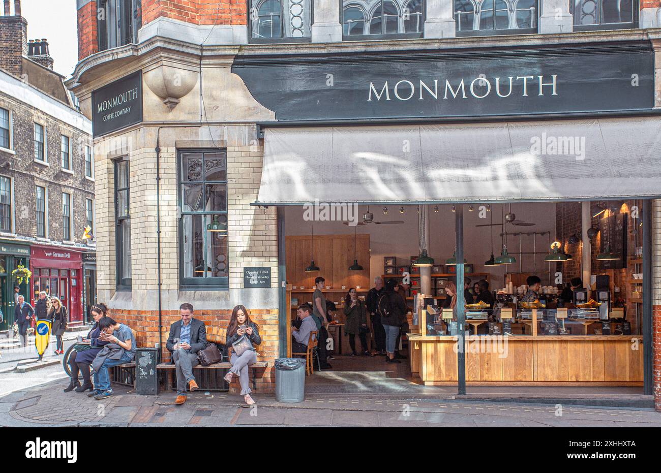 Leute vor dem Laden der Monmouth Coffee Company in der Nähe des Borough Market, London. - Stockfoto