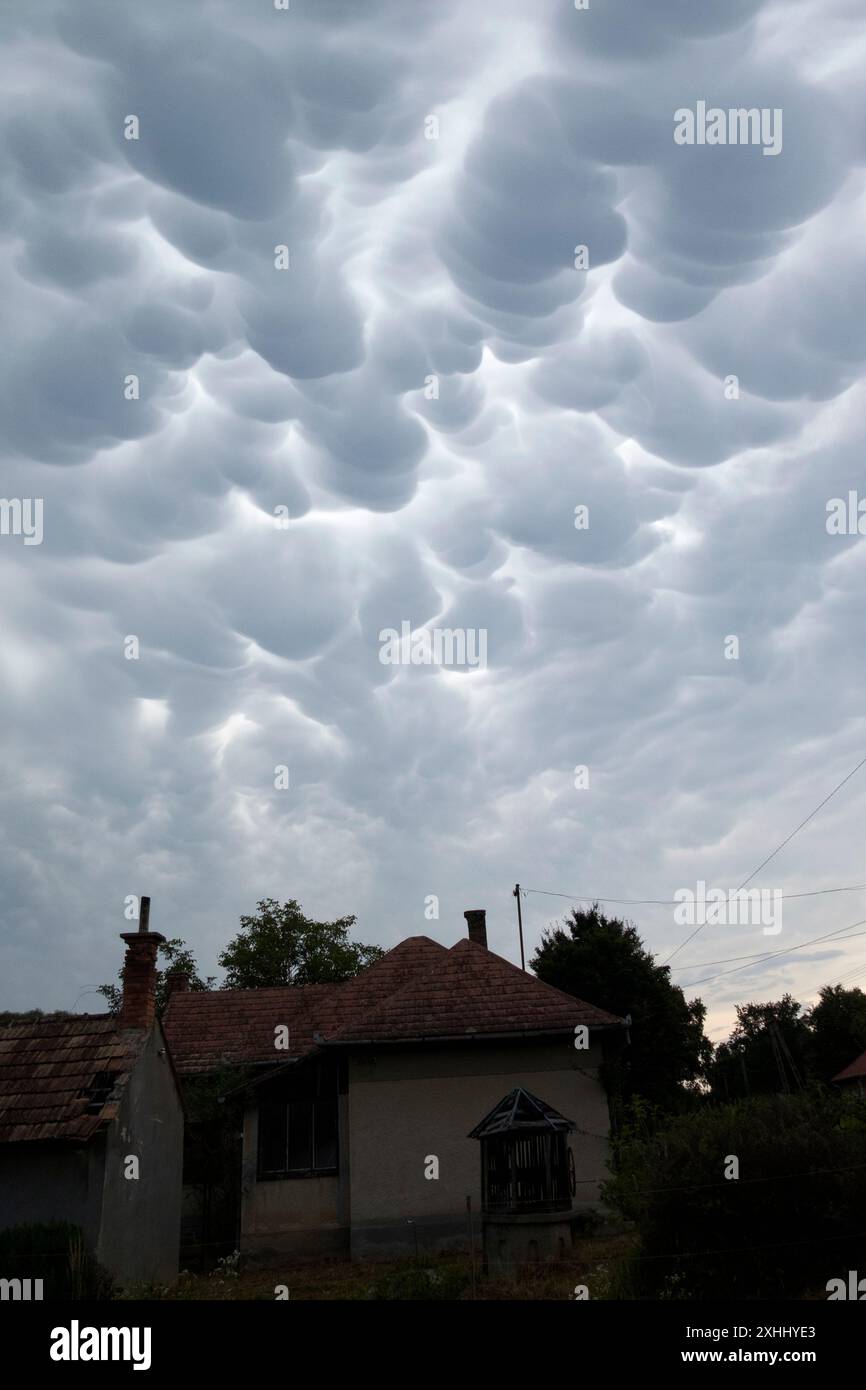 Ungewöhnlicher Anblick von selten in europa beobachteten Mammus-Wolken über dem Komitat zala ungarn Stockfoto
