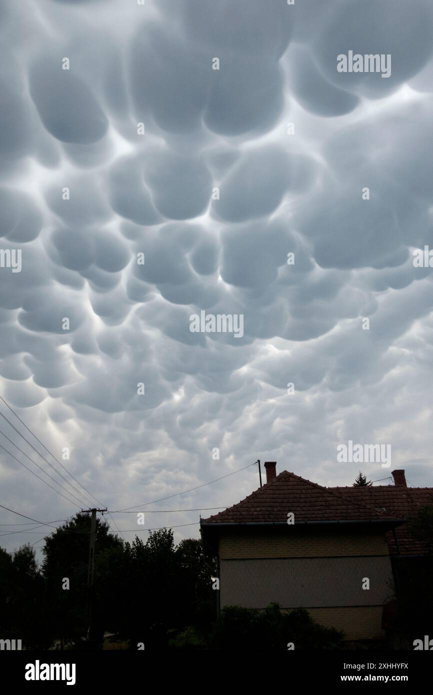 Ungewöhnlicher Anblick von selten in europa beobachteten Mammus-Wolken über dem Komitat zala ungarn Stockfoto