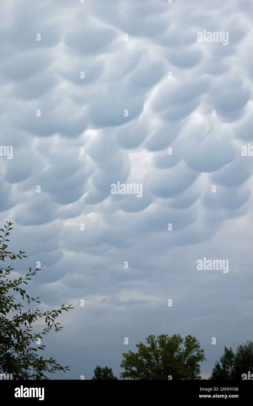Ungewöhnlicher Anblick von selten in europa beobachteten Mammus-Wolken über dem Komitat zala ungarn Stockfoto